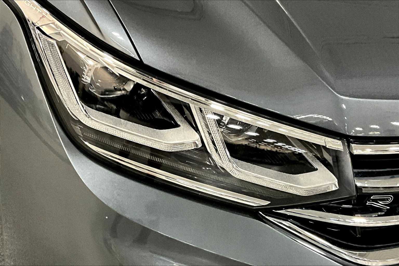 Used 2022 Volkswagen Tiguan SEL R-Line image 28