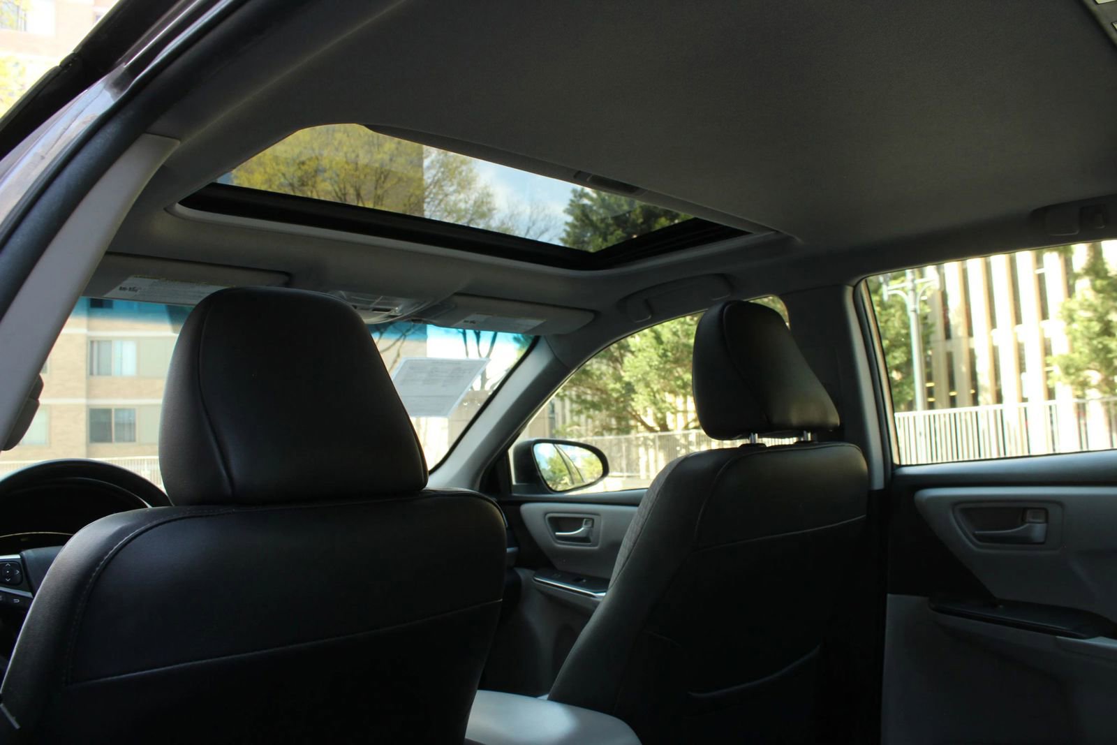 Used 2015 Toyota Camry SE w/ Moonroof Package FWD image 21