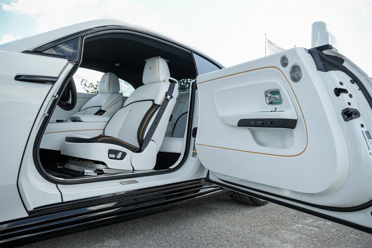 New 2025 Rolls-Royce Spectre Black Badge image 18