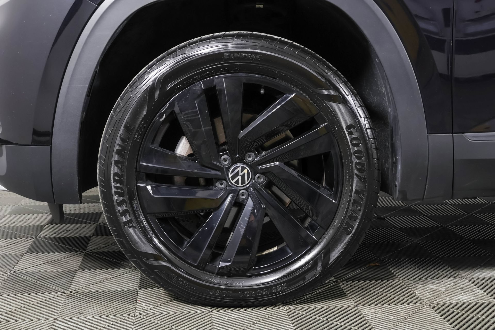 Used 2023 Volkswagen Atlas Cross Sport SE w/ Black Wheel Package AWD/4WD image 22