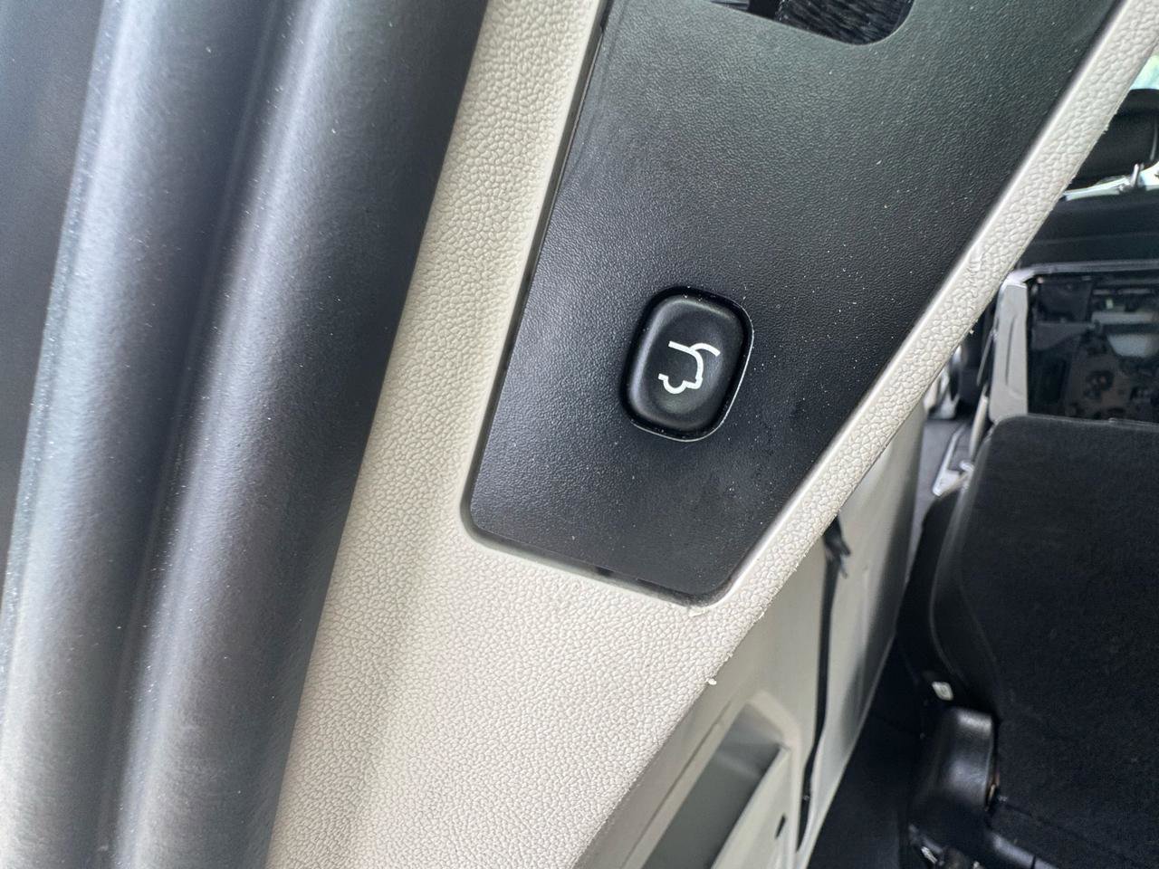 Used 2012 Chrysler Town & Country Touring-L w/ Entertainment Group #2 FWD image 17