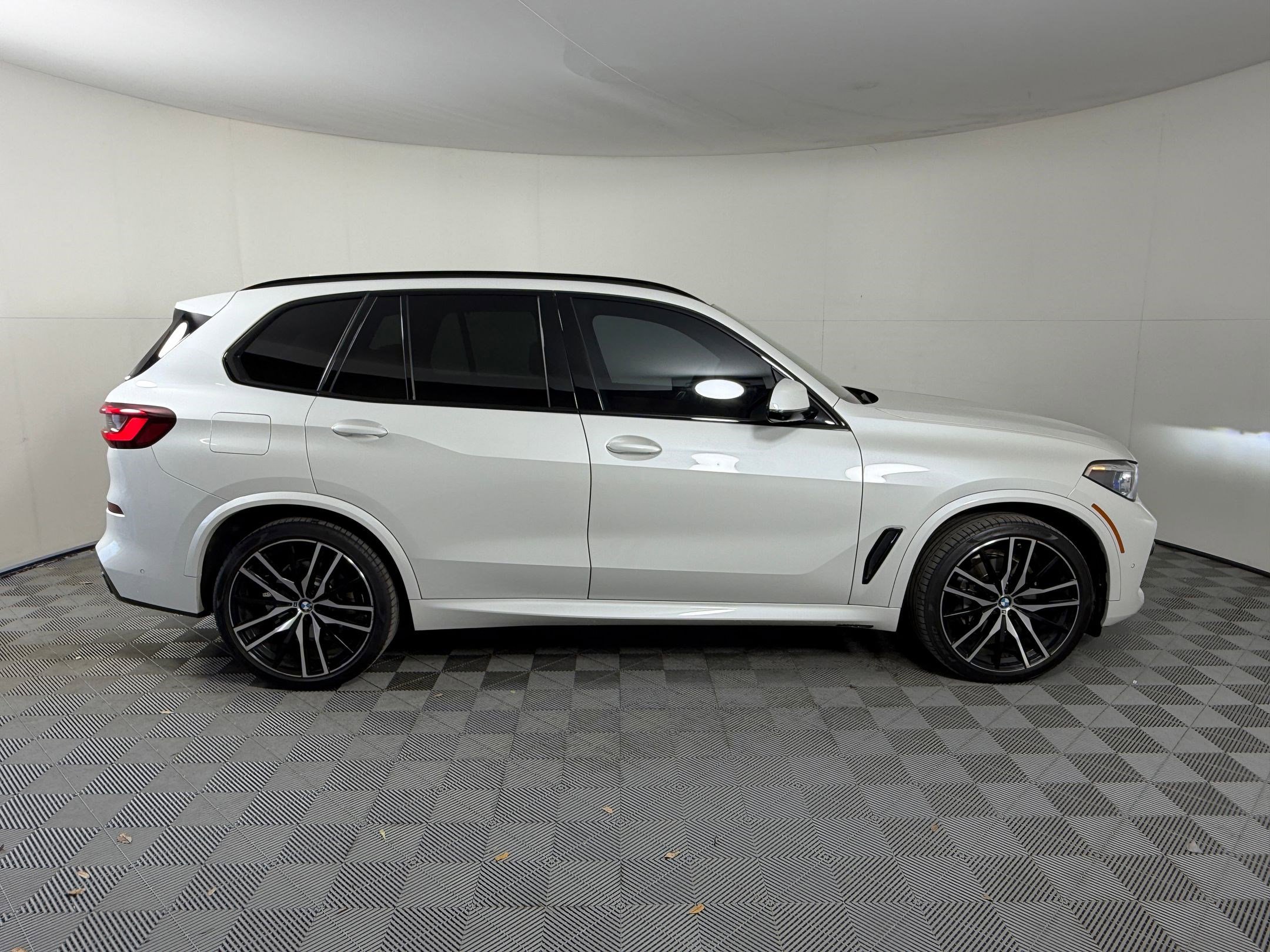 Used 2022 BMW X5 xDrive40i w/ M Sport Package image 8