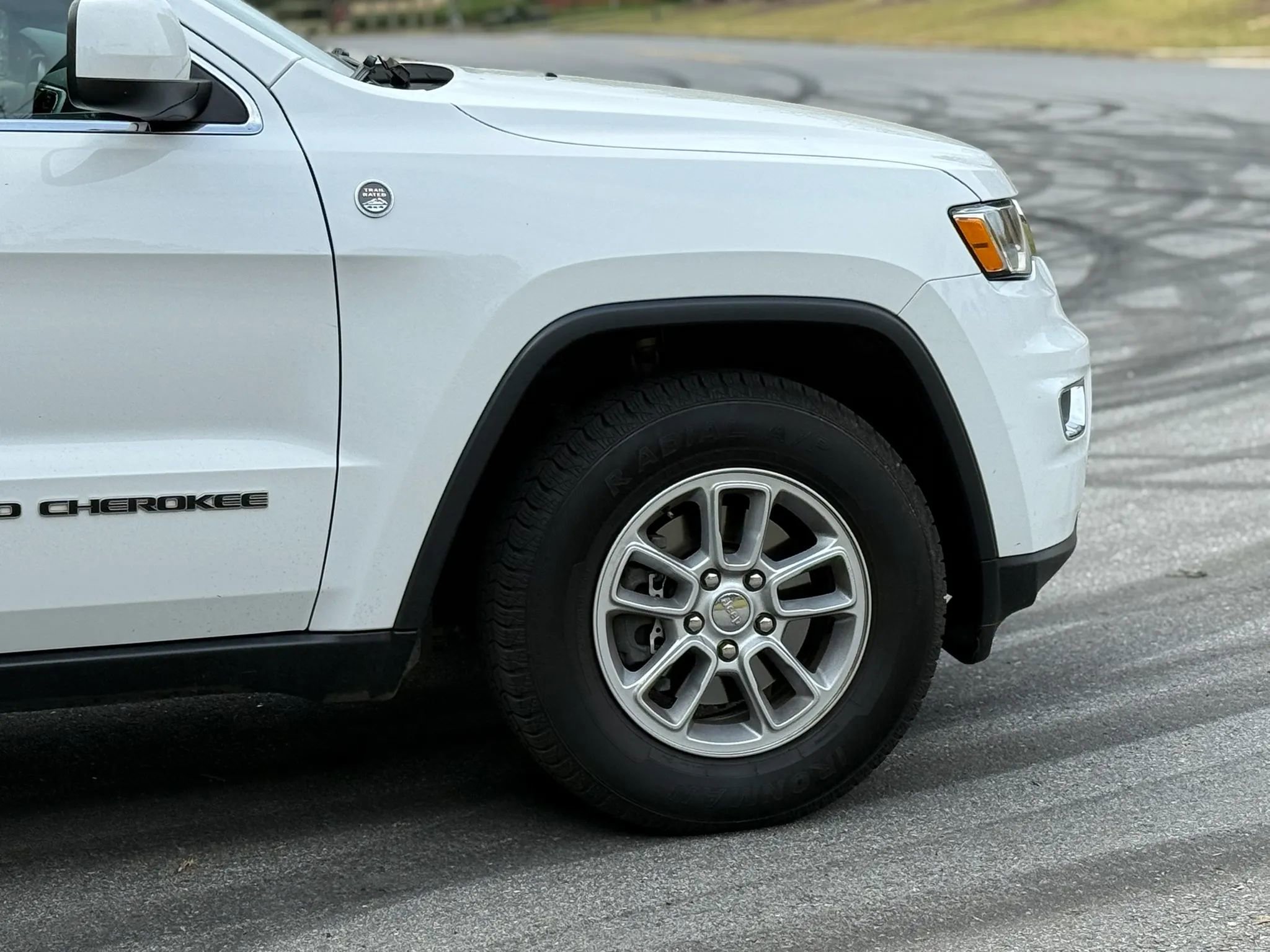 Used 2019 Jeep Grand Cherokee Laredo AWD/4WD image 8