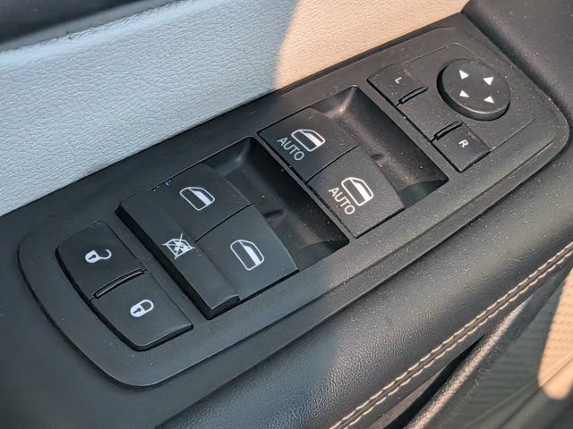 Used 2023 Chrysler Pacifica Touring-L FWD image 23
