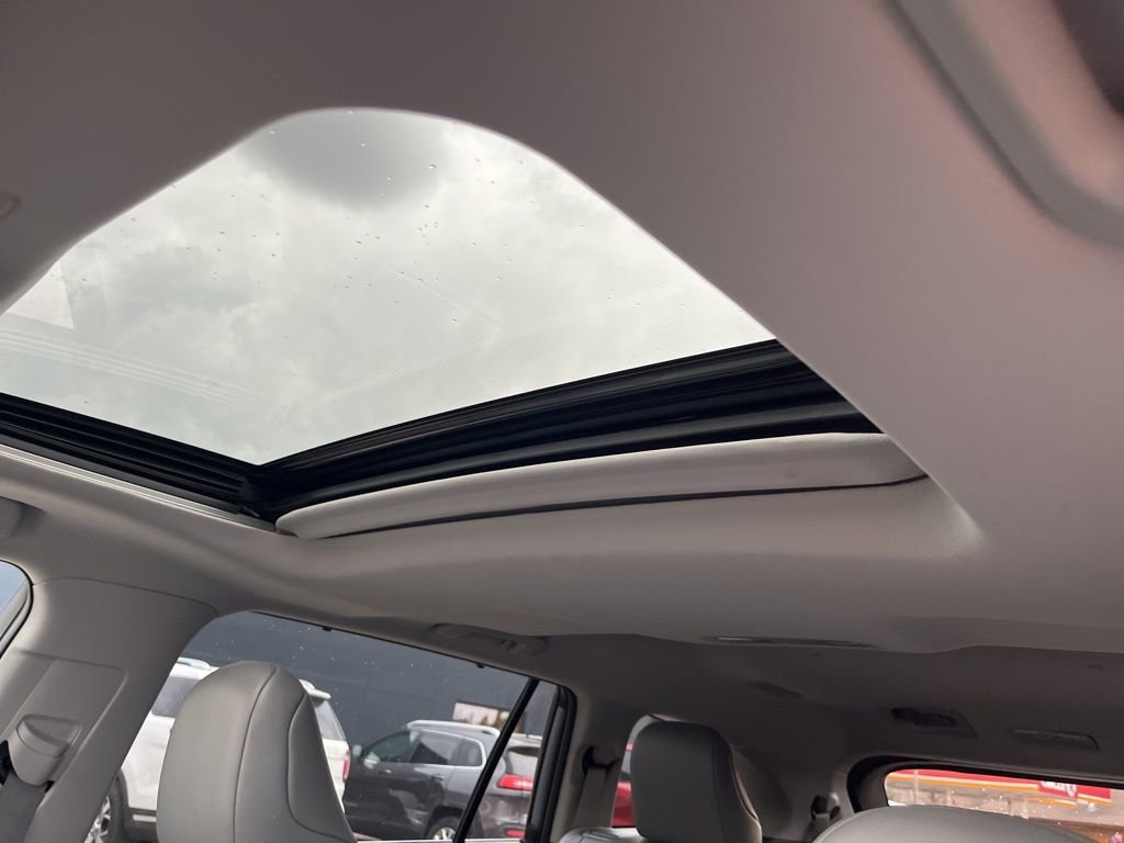 Used 2021 Toyota Highlander XLE image 19