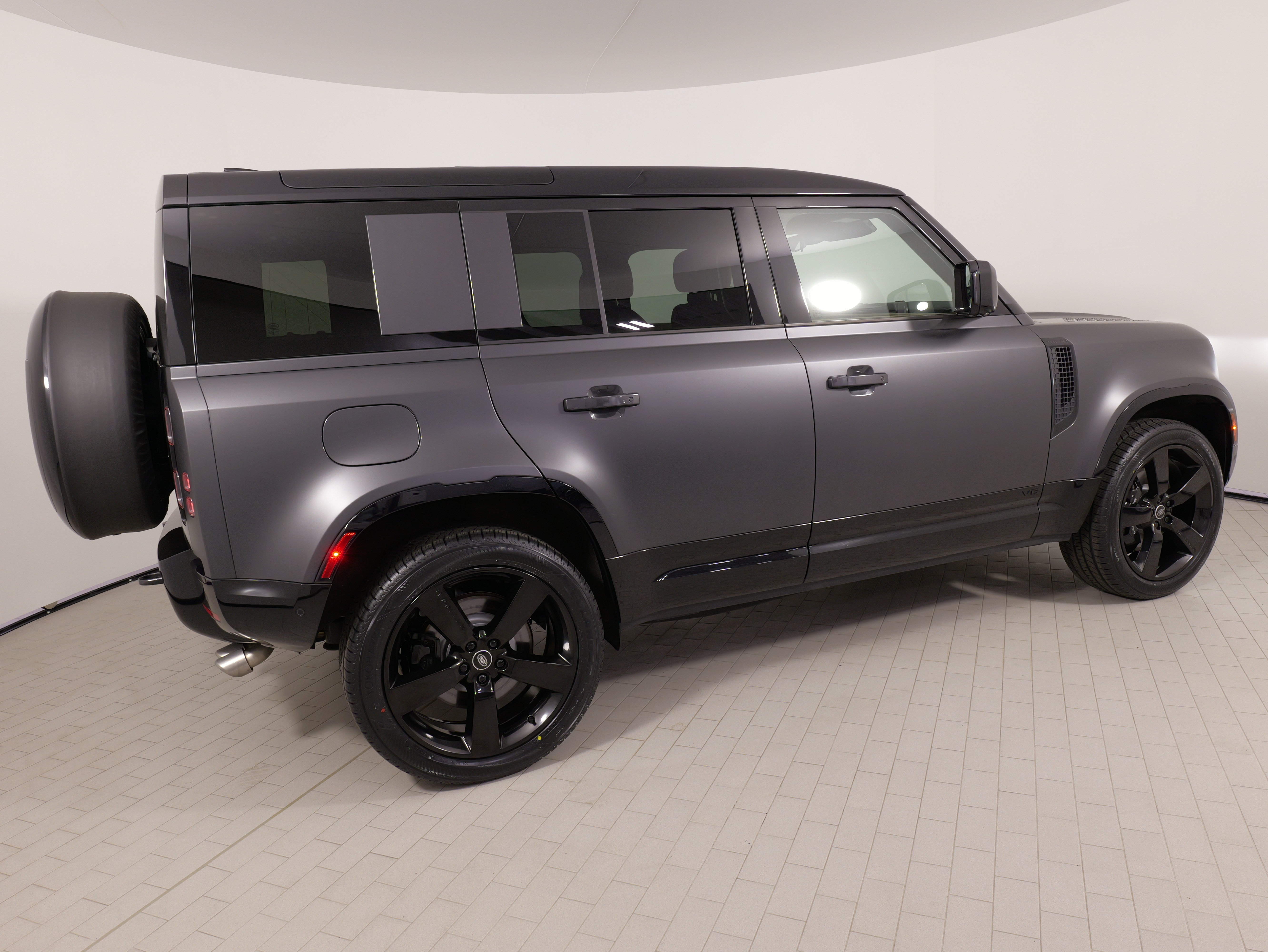 Used 2025 Land Rover Defender 110 V8 AWD/4WD image 12