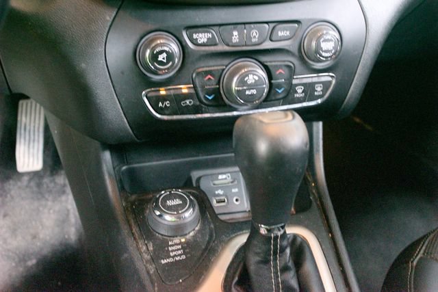 Used 2017 Jeep Cherokee Limited w/ Luxury Group AWD/4WD image 17