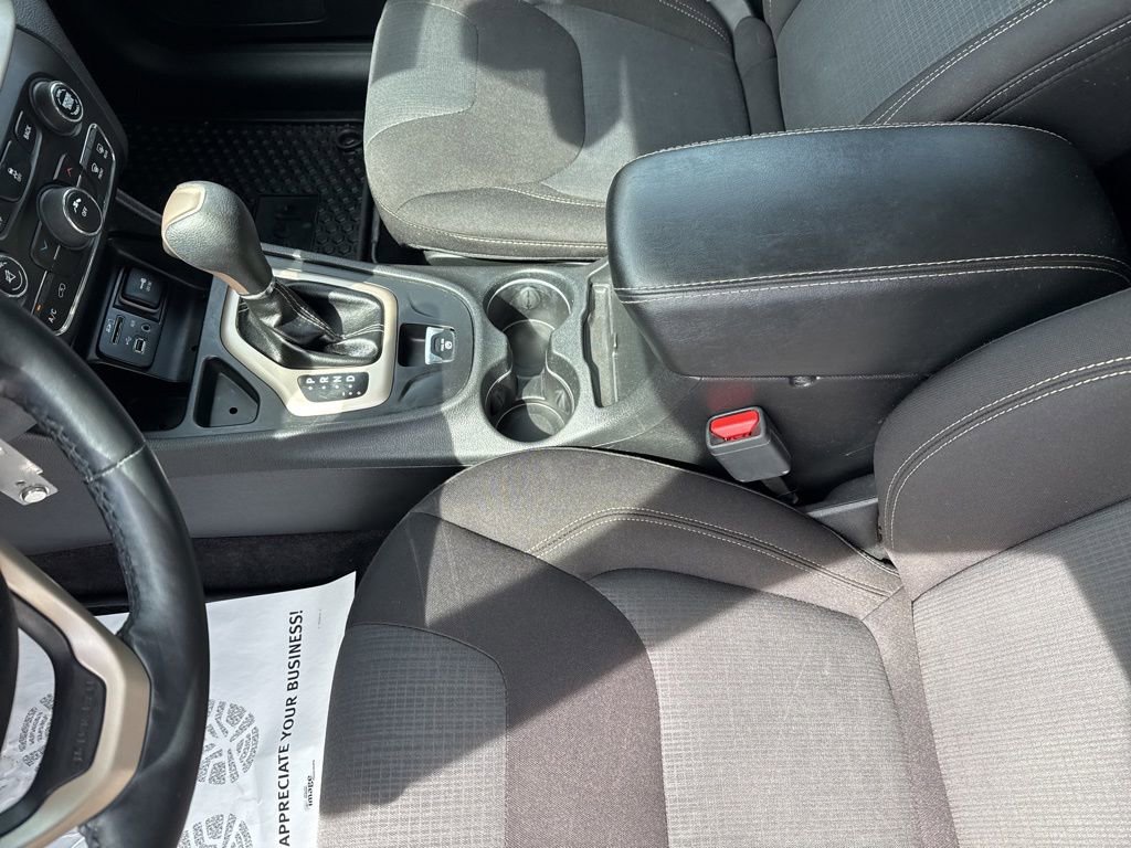 Used 2017 Jeep Cherokee Latitude w/ Cold Weather Group FWD image 28