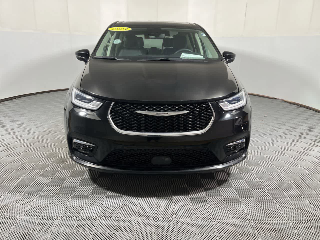 Used 2024 Chrysler Pacifica Touring-L FWD image 3