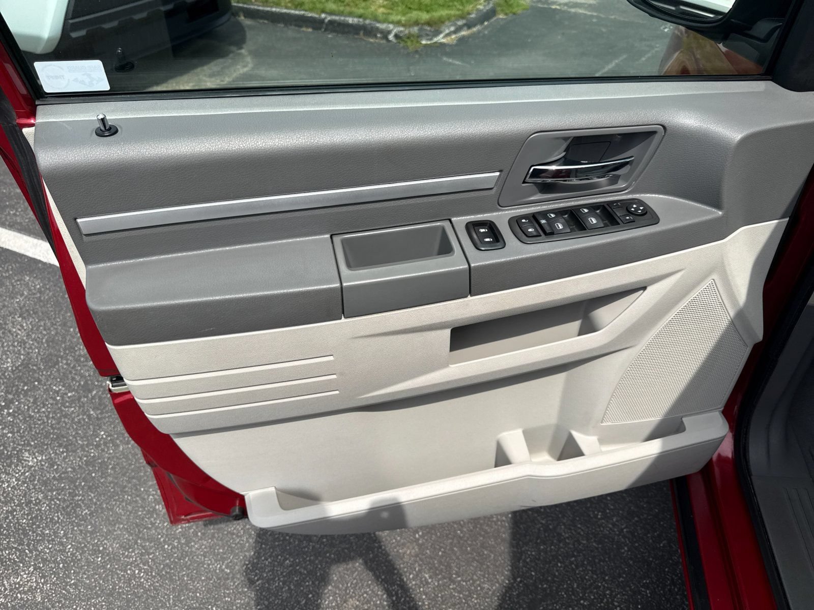 Used 2008 Dodge Grand Caravan SXT w/ Entertainment Group 2 FWD image 11