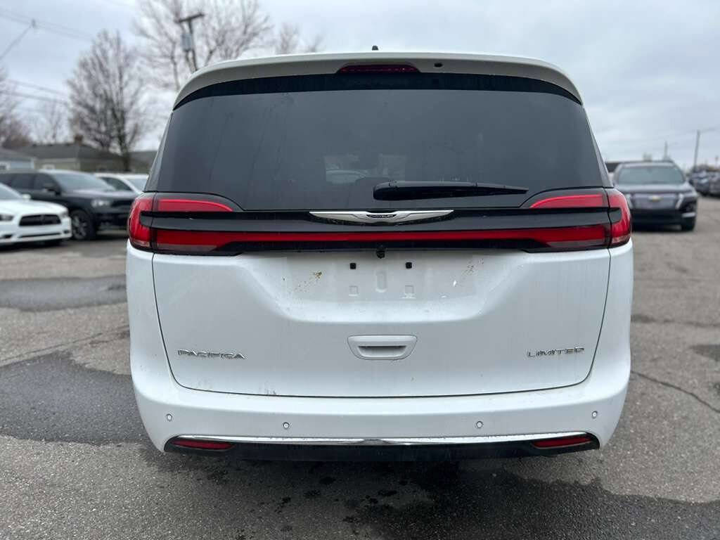 Used 2026 Chrysler Pacifica Limited image 6