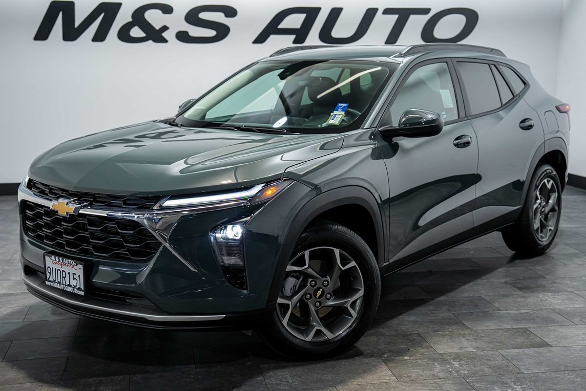 Used 2025 Chevrolet Trax LT w/ LT Convenience Package FWD image 2