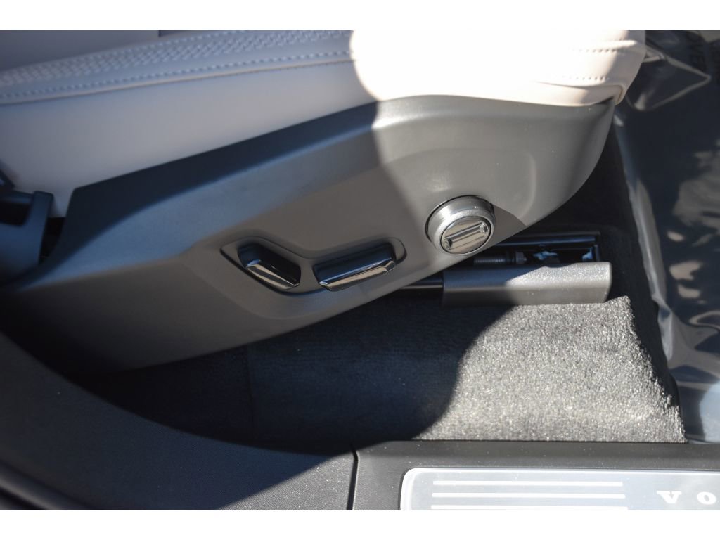 New 2026 Volvo XC90 B6 Plus w/ Protection Package Premier image 32