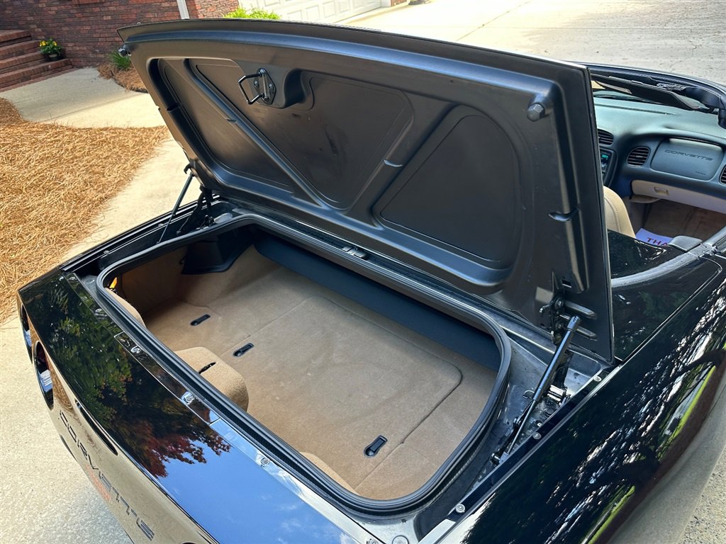 Used 2004 Chevrolet Corvette Convertible w/ Preferred Equipment Group image 52