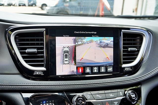 New 2026 Chrysler Pacifica Select AWD/4WD image 32
