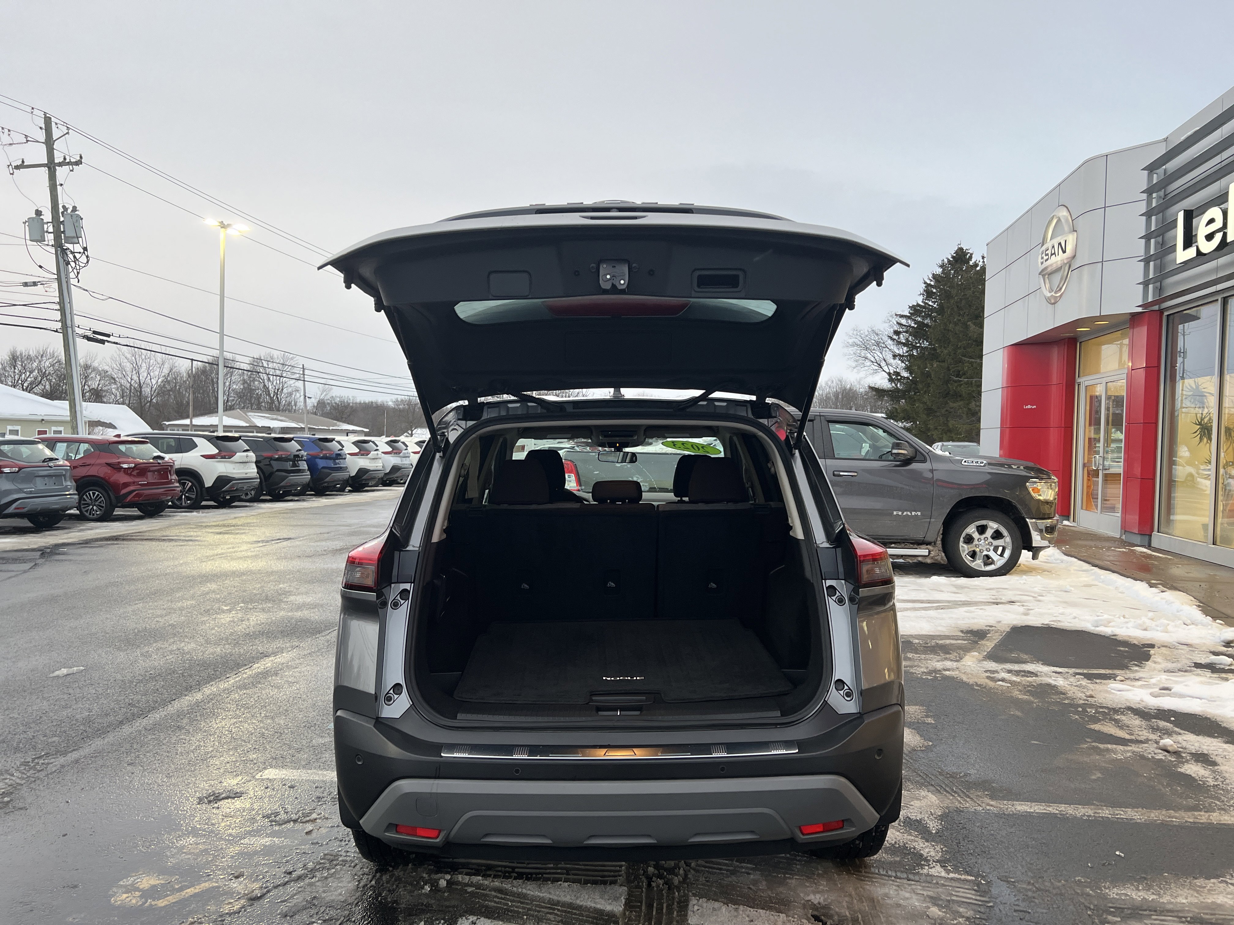 Used 2023 Nissan Rogue SV image 9