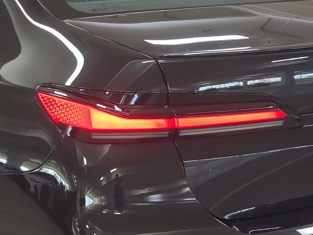 Certified 2023 BMW 740i RWD image 33