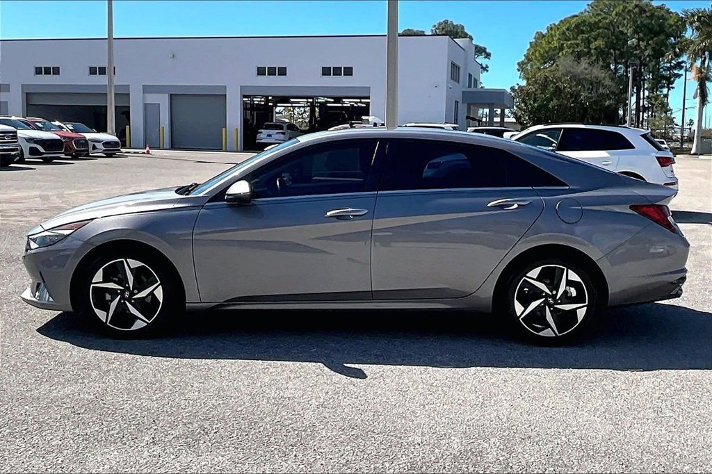 Used 2022 Hyundai Elantra Limited image 8