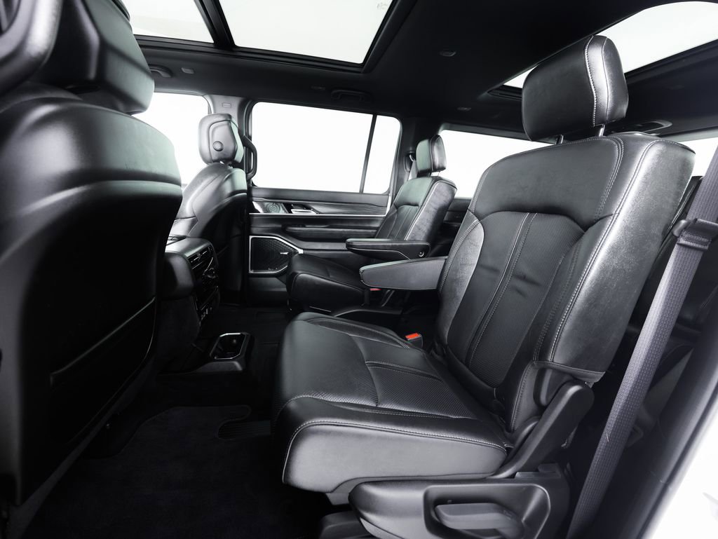 Used 2023 Jeep Wagoneer Series II w/ Premium Group I AWD/4WD image 19
