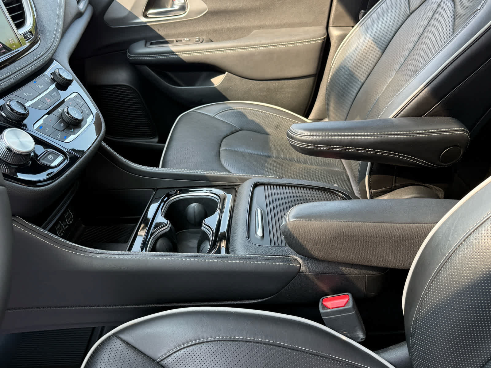 Used 2025 Chrysler Pacifica Limited FWD image 21