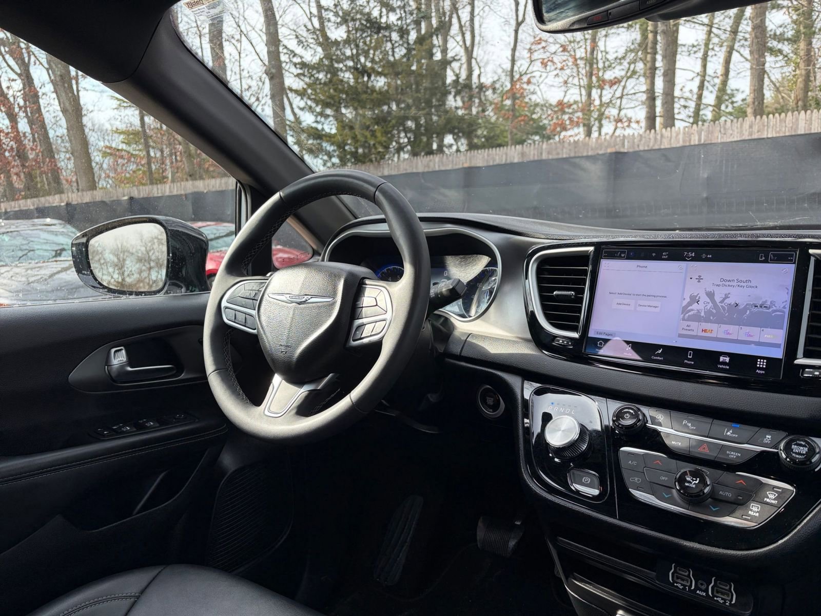 Used 2025 Chrysler Pacifica Select image 37