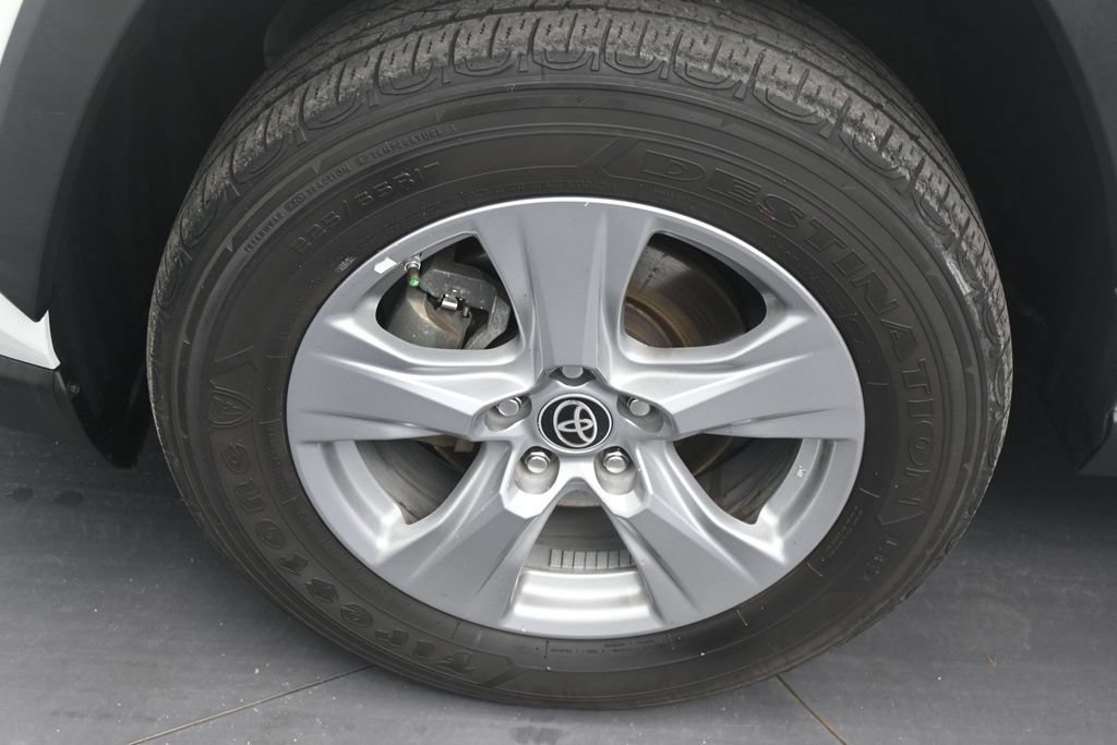 Used 2022 Toyota RAV4 LE AWD/4WD image 9