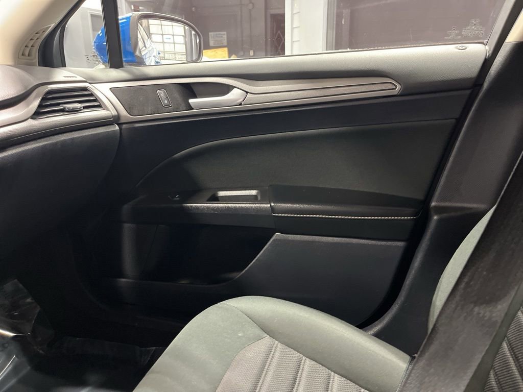 Used 2020 Ford Fusion SE image 16