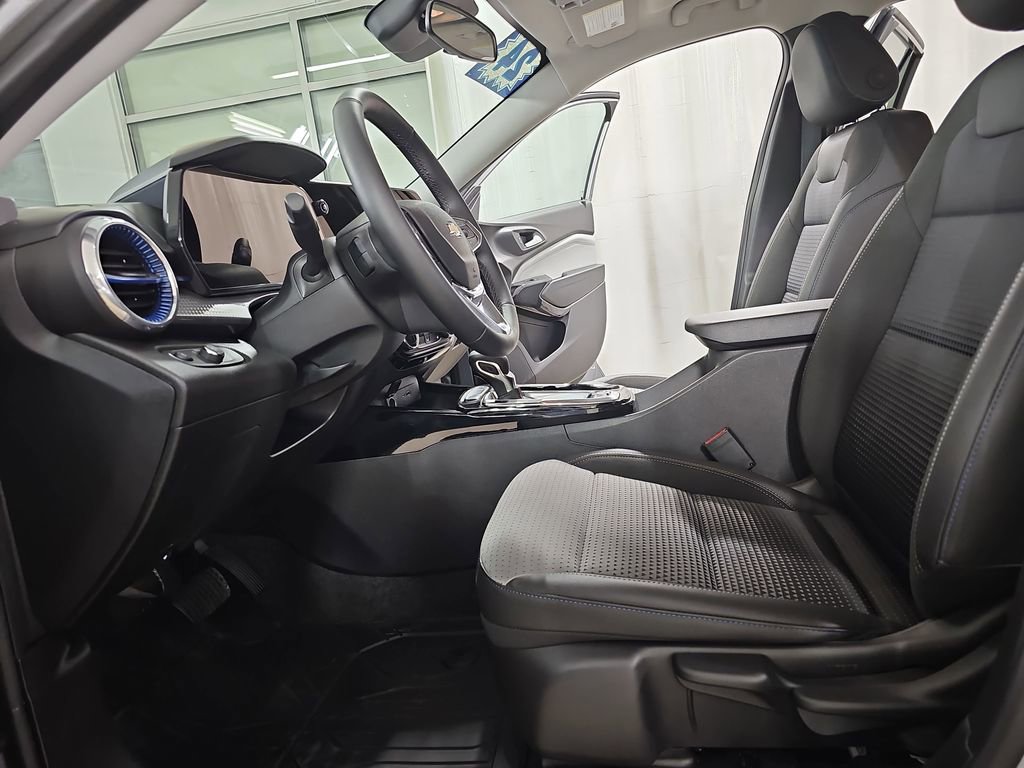 Certified 2024 Chevrolet Trax LT w/ Driver Confidence Package image 18