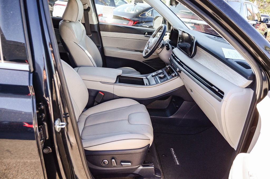 Used 2023 Hyundai Palisade Calligraphy image 16