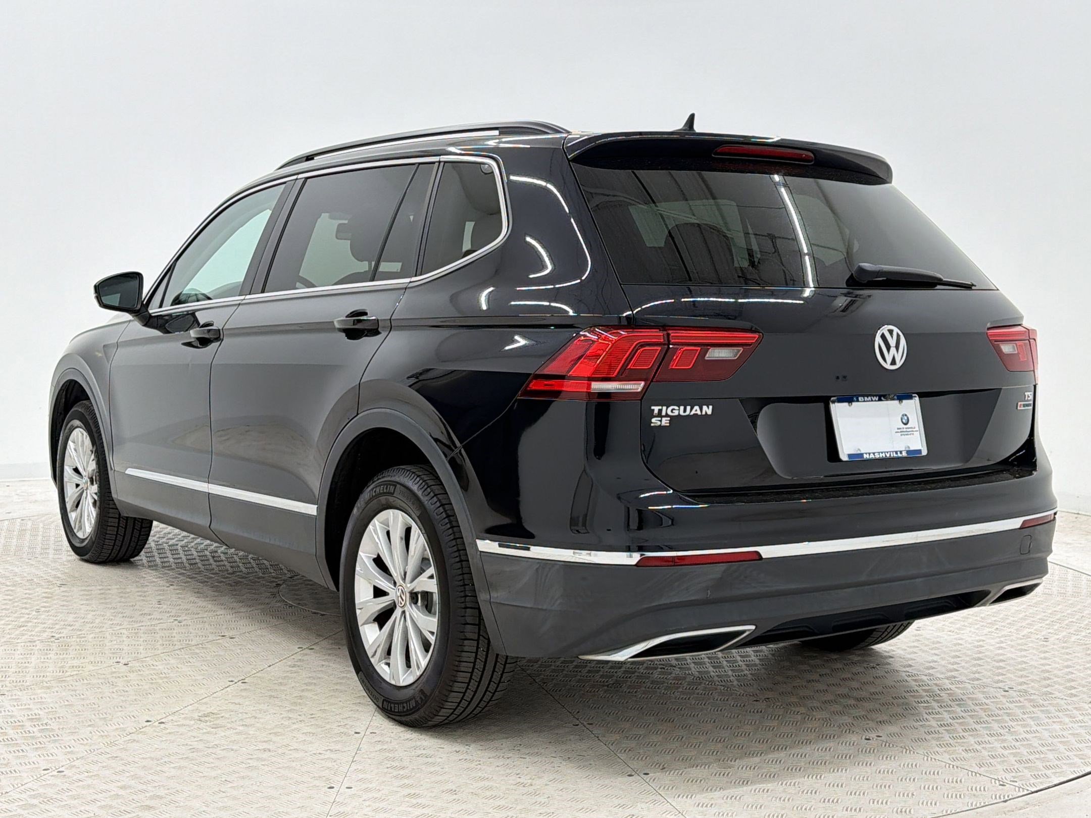 Used 2018 Volkswagen Tiguan SE w/ Panoramic Sunroof Package image 3