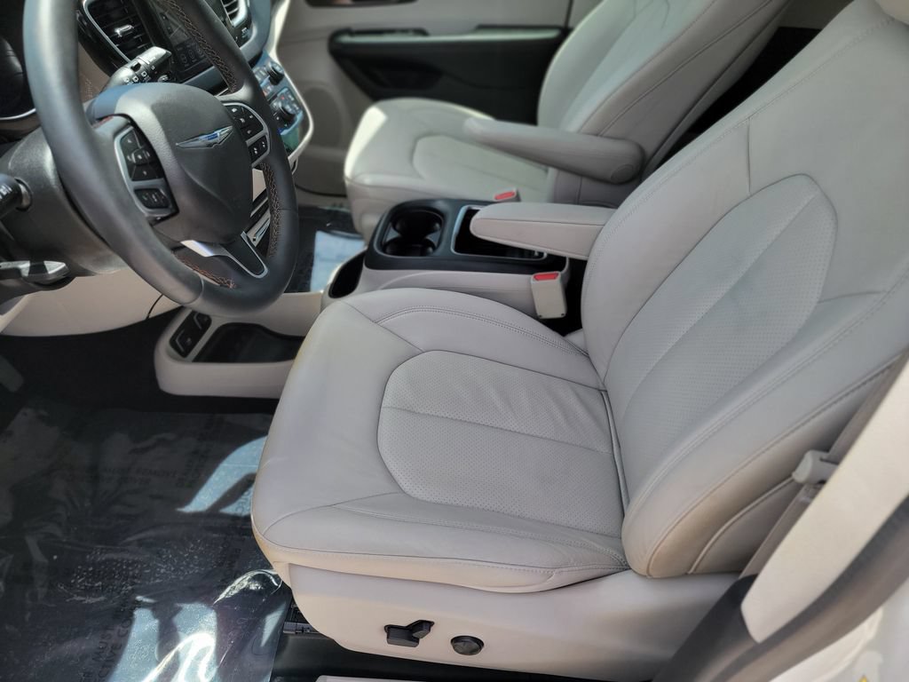 Used 2018 Chrysler Pacifica Touring-L Plus w/ Advanced Safetytec Group FWD image 11