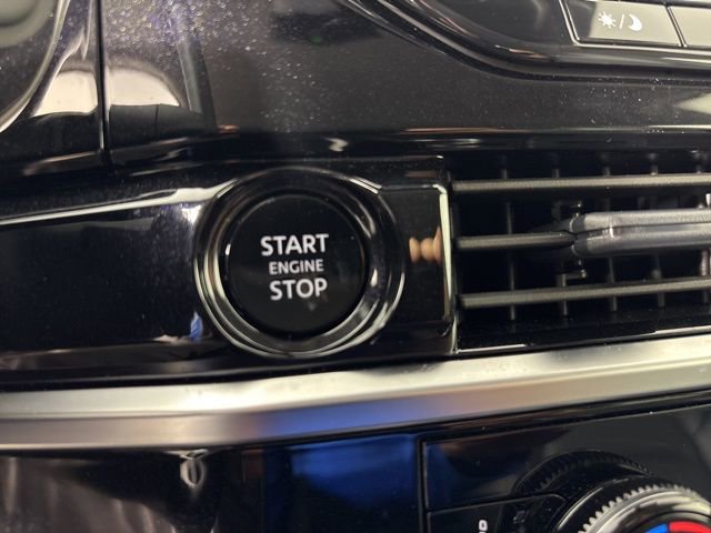 Used 2025 Nissan Pathfinder SL w/ Black Appearance Package image 30