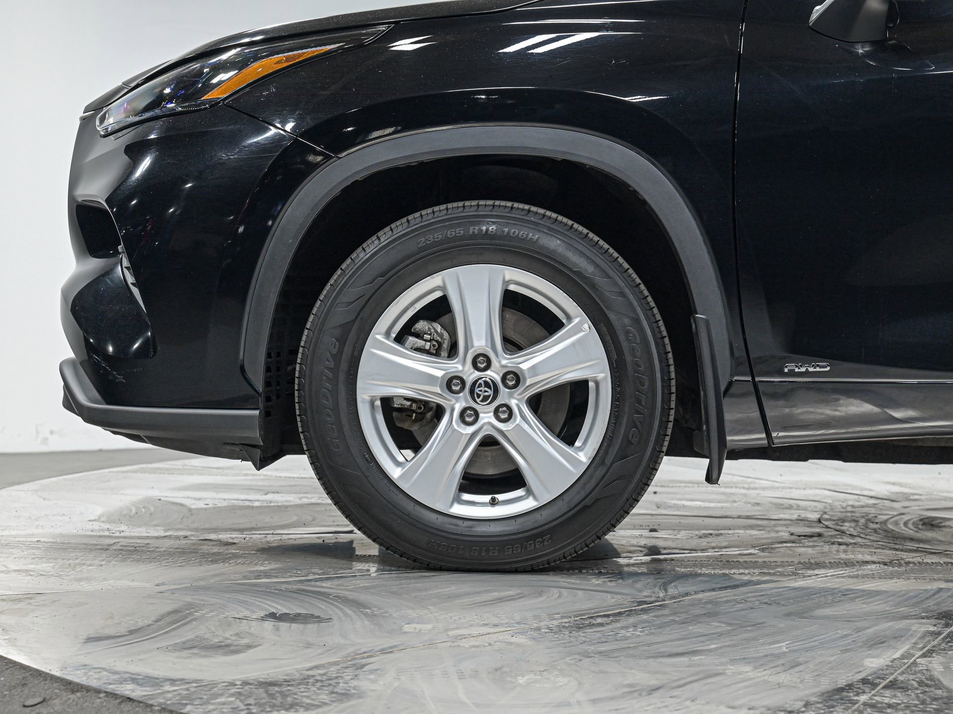 Used 2023 Toyota Highlander LE AWD/4WD image 3