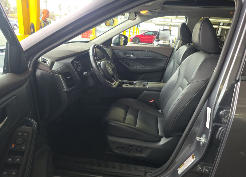 Used 2023 Nissan Rogue SV w/ SV Premium B Package FWD image 4