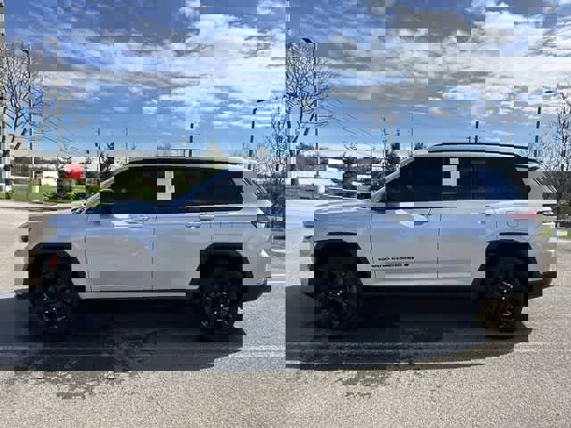 Used 2023 Jeep Grand Cherokee L Laredo image 2