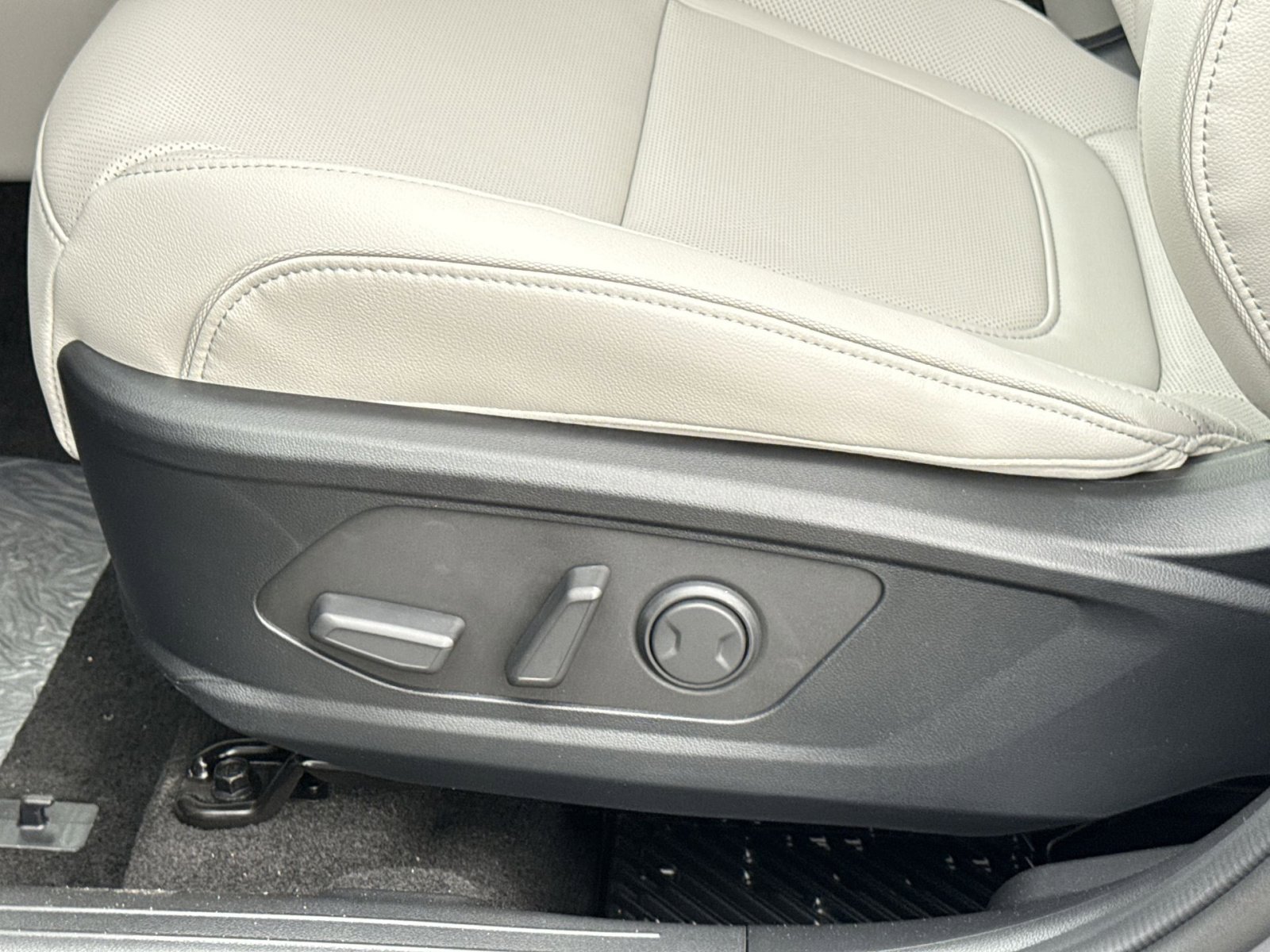 New 2026 Hyundai Tucson Limited FWD image 14