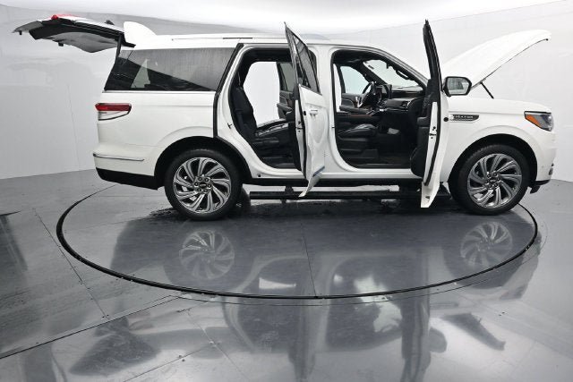 Used 2023 Lincoln Navigator Reserve AWD/4WD image 43