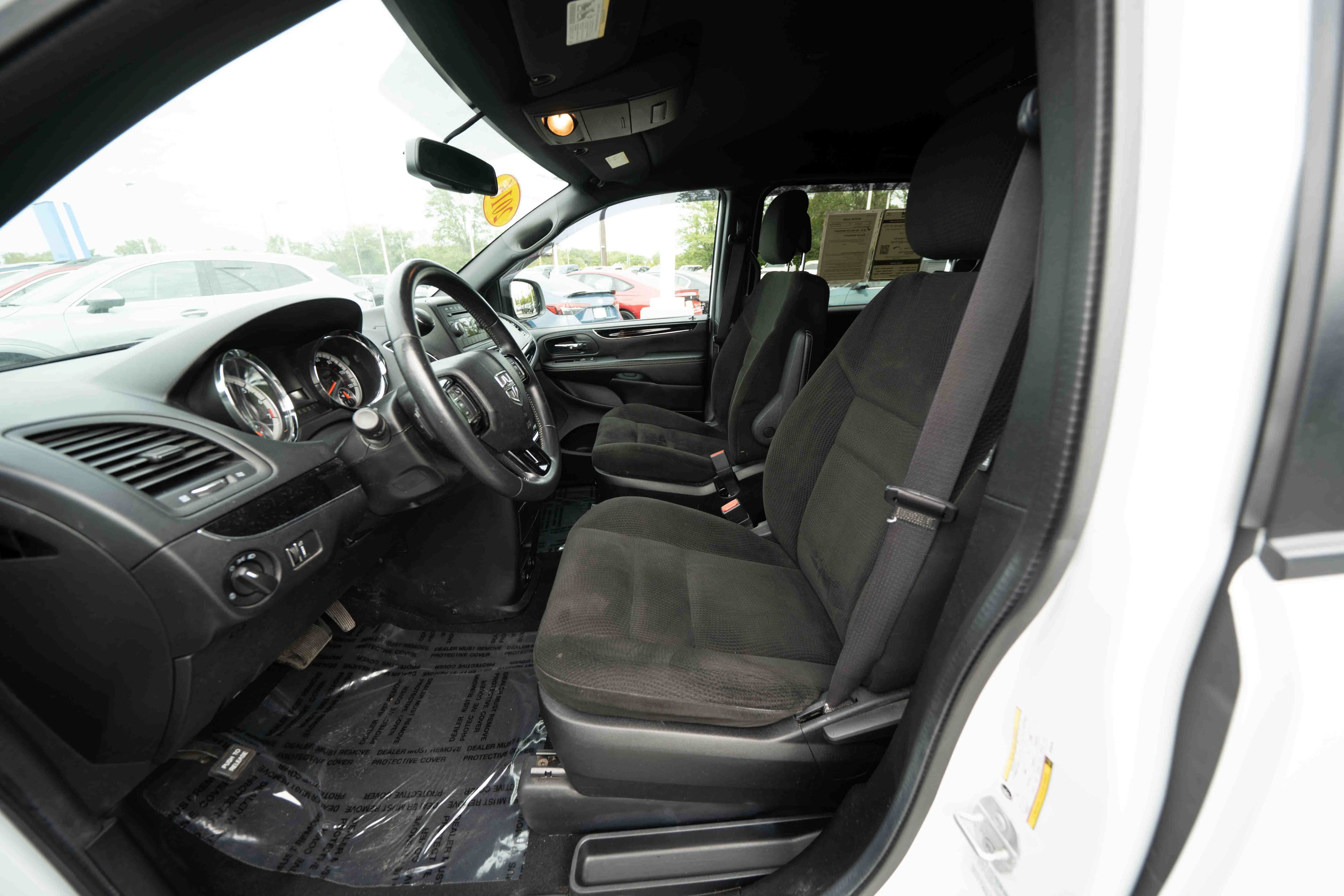 Used 2016 Dodge Grand Caravan SE FWD image 9