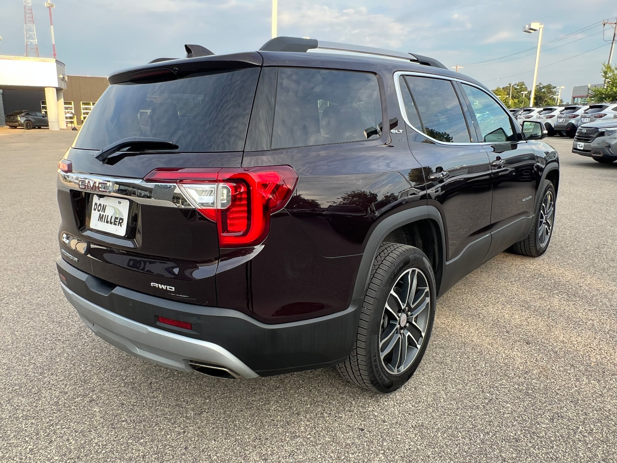 Used 2021 GMC Acadia SLT w/ Technology Package AWD/4WD image 7