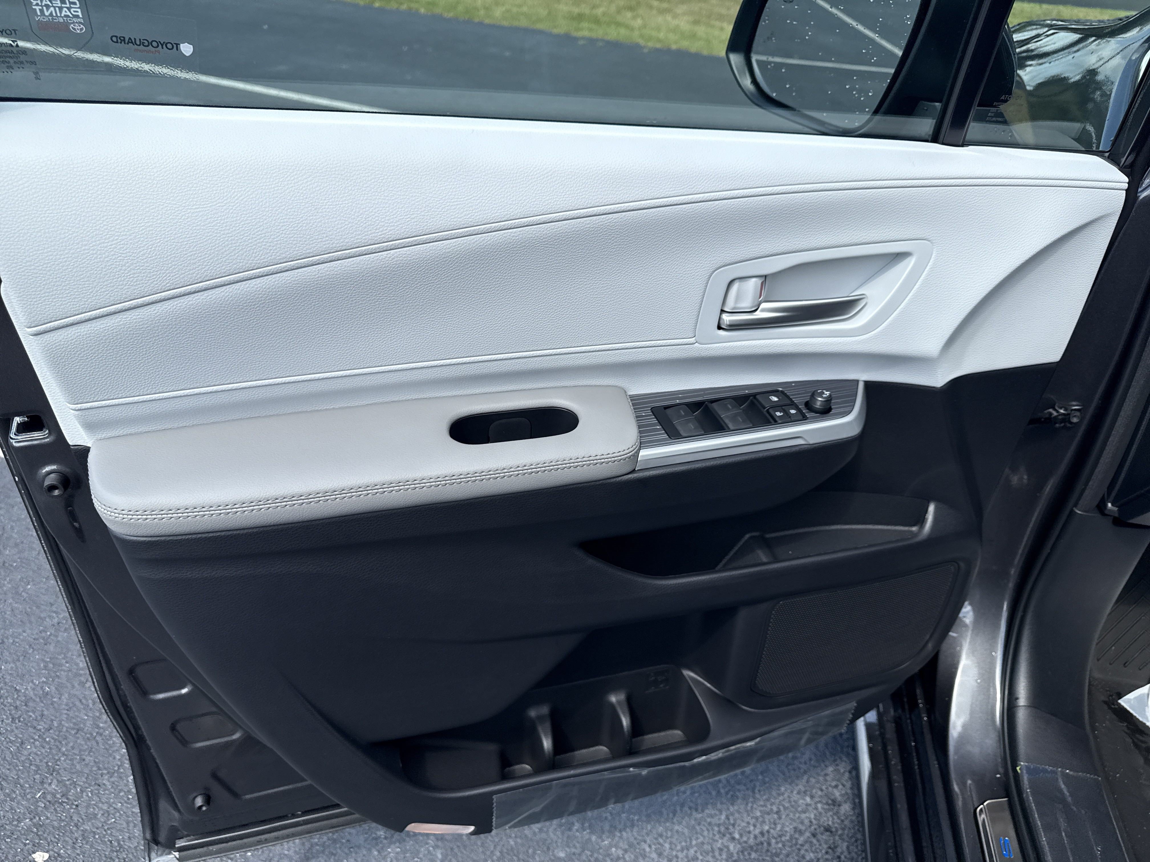 New 2025 Toyota Sienna XLE w/ XLE Plus Package FWD image 23