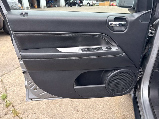 Used 2017 Jeep Compass Latitude FWD image 10