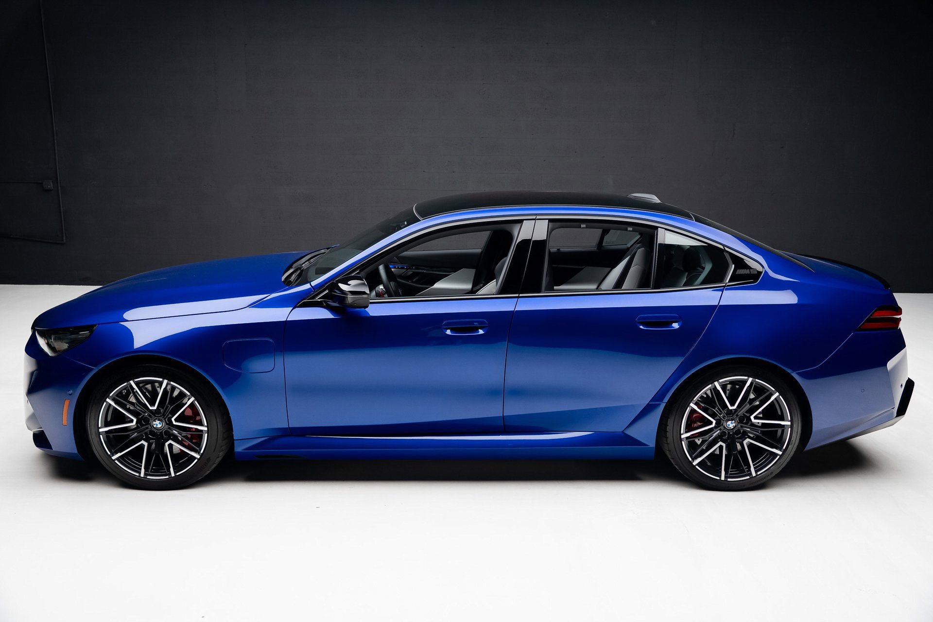 Used 2025 BMW M5 image 16