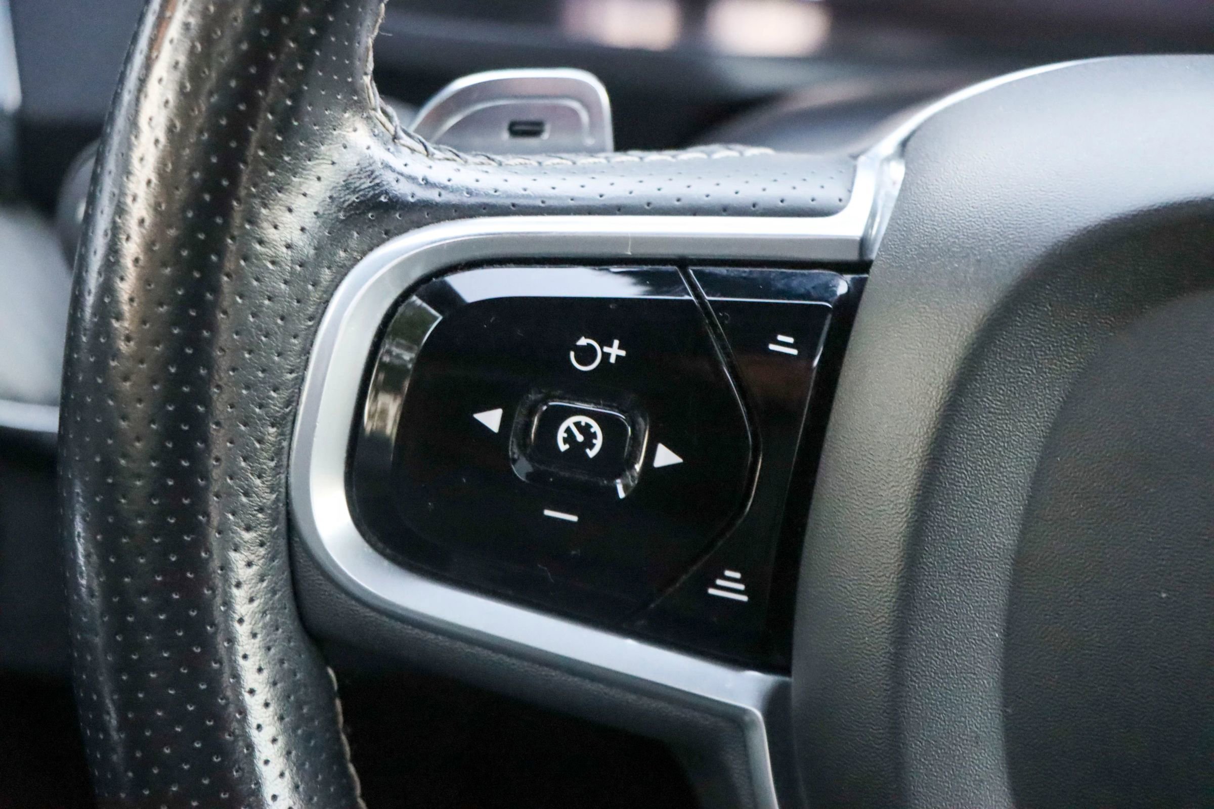 Used 2018 Volvo XC90 T6 R-Design w/ Convenience Package image 34