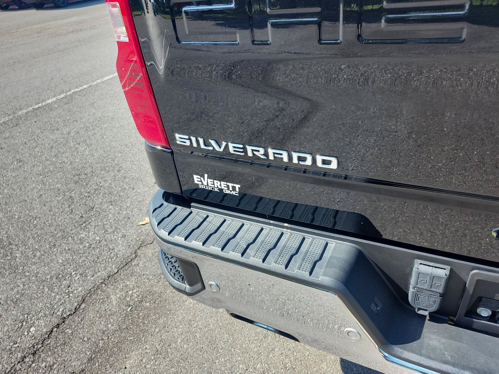 Used 2024 Chevrolet Silverado 1500 LT AWD/4WD image 4