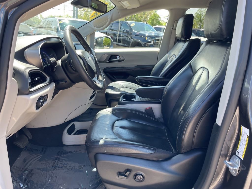Used 2022 Chrysler Pacifica Touring-L FWD image 4