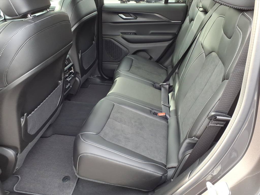Used 2025 Jeep Grand Cherokee Altitude AWD/4WD image 4