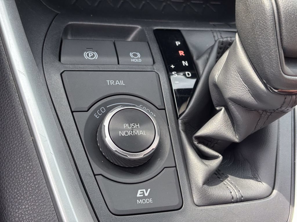 Used 2025 Toyota RAV4 XLE AWD/4WD image 31