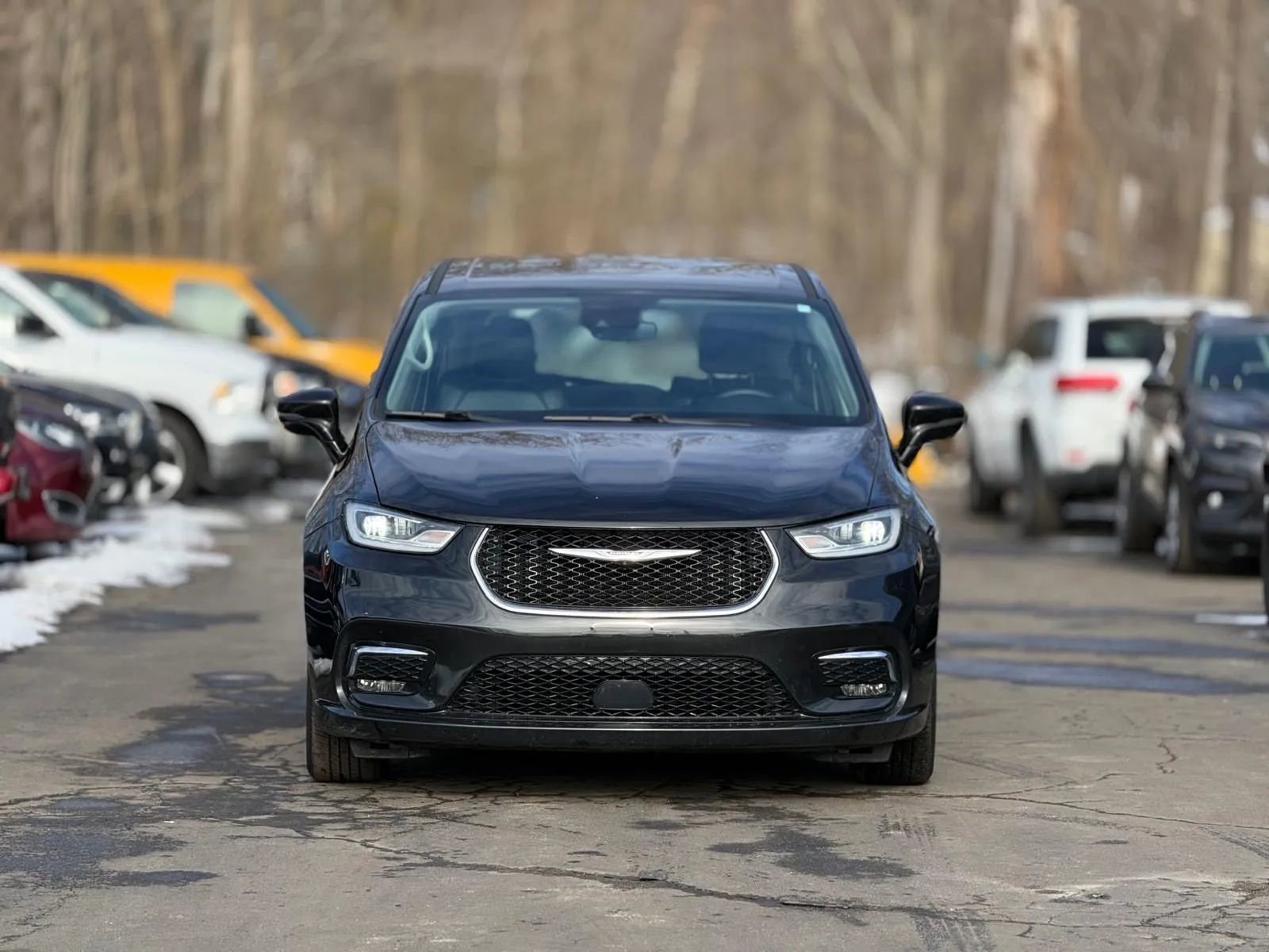 Used 2022 Chrysler Pacifica Touring-L image 2