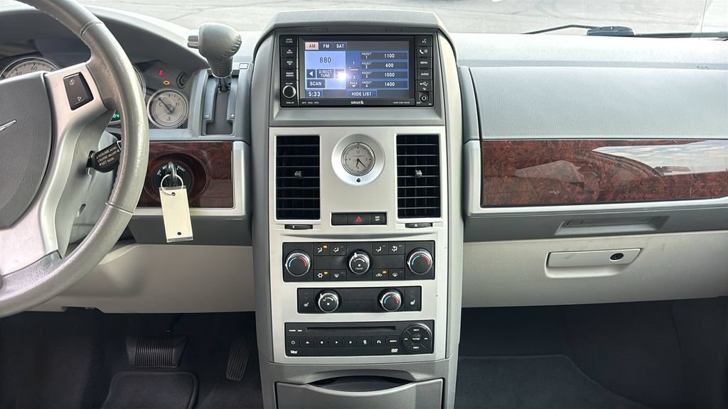 Used 2009 Chrysler Town & Country Touring FWD image 6
