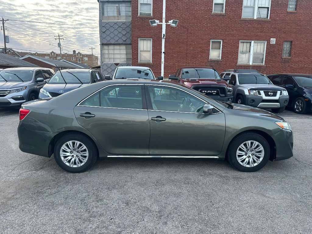 Used 2014 Toyota Camry L image 6